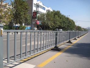 廣東熱鍍鋅護欄管與深圳道路欄桿生產 保障道路安全的重要基石